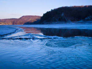 Europa, Deutschland, Hessen, Vöhl, Nationalpark Kellerwald-Edersee, Eder-Fluss an der Hohen Fahrt, trockengefallener Edersee, Winterstimmung mit Eis und Schnee Europa, Deutschland, Hessen, Vöhl, Nationalpark Kellerwald-Edersee, Eder-Fluss an der Hohen Fahrt, trockengefallener Edersee, Winterstimmung mit Eis und Schnee
